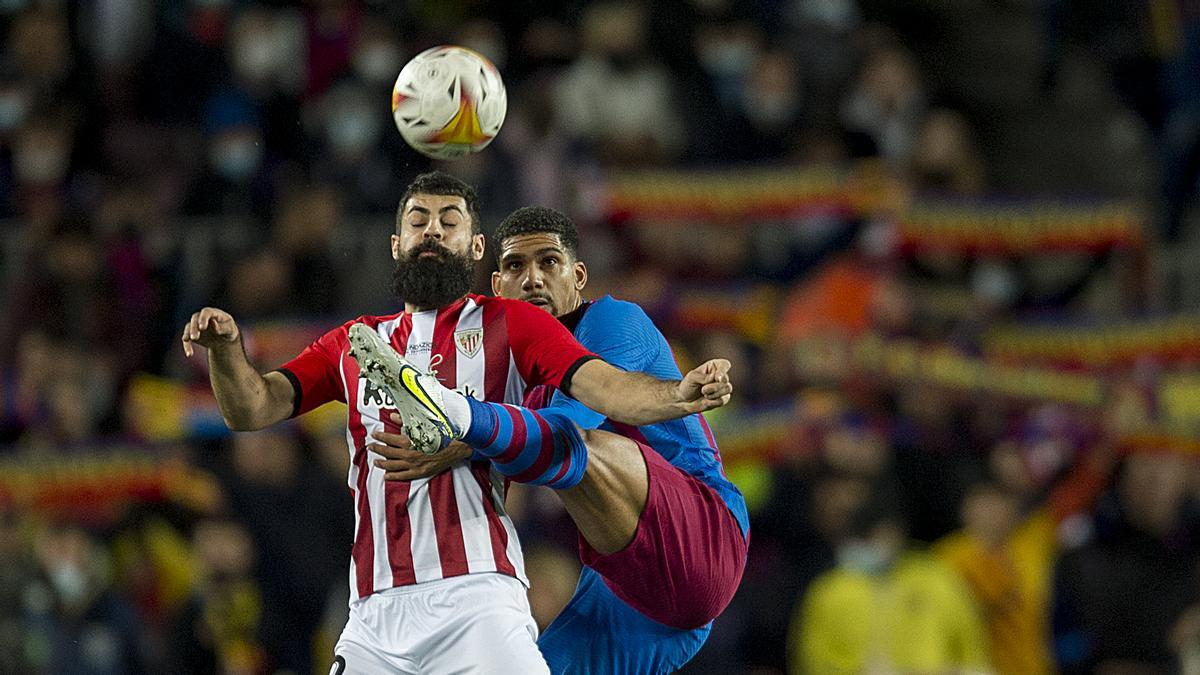 Araujo se anticipa a Villalibre en el Camp Nou