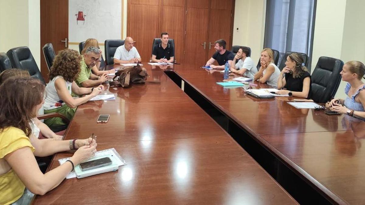 El concejal de Educación de Burriana, Alejandro Clausell, se ha reunido con las direcciones de los centros educativos de la ciudad para valorar y coordinar la climatización de las aulas.