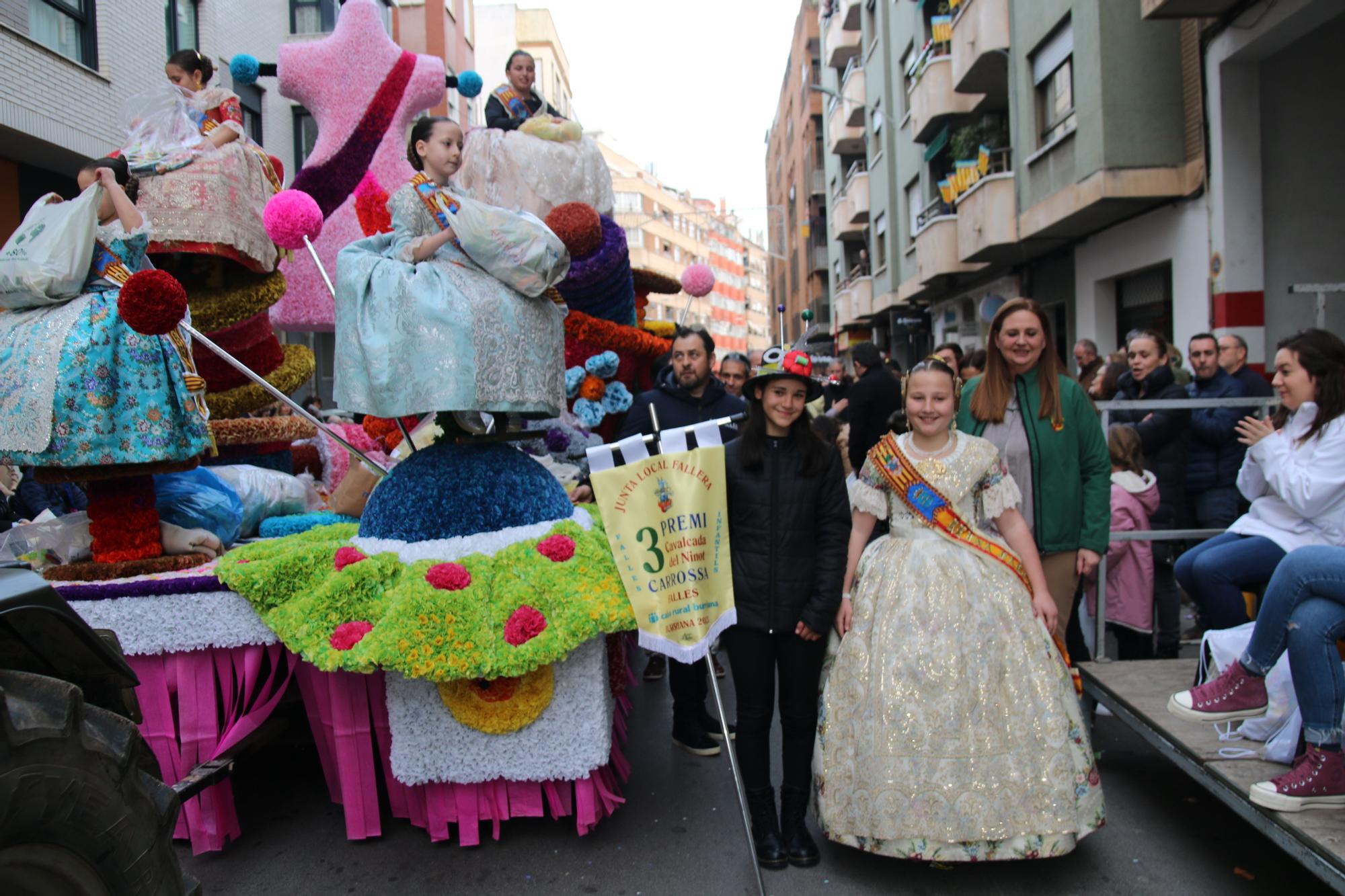 Búscate en las fotos del premio al Barri València en la cabalgata del Ninot infantil de Burriana