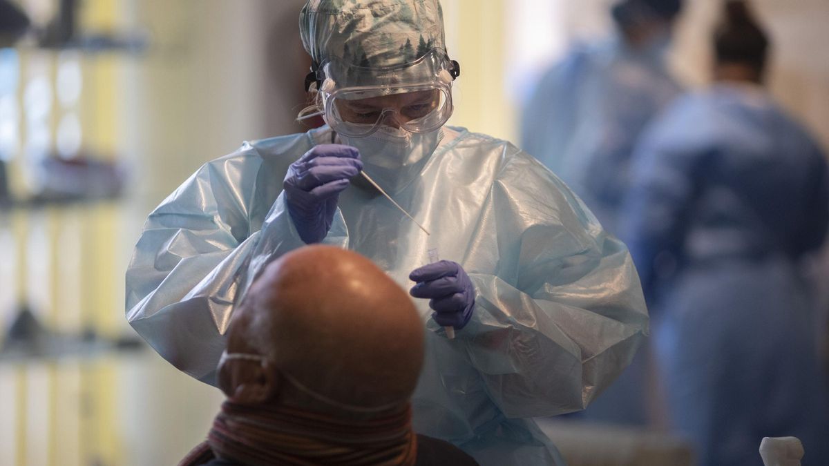 Una trabajadora sanitaria realiza un test de antígenos.