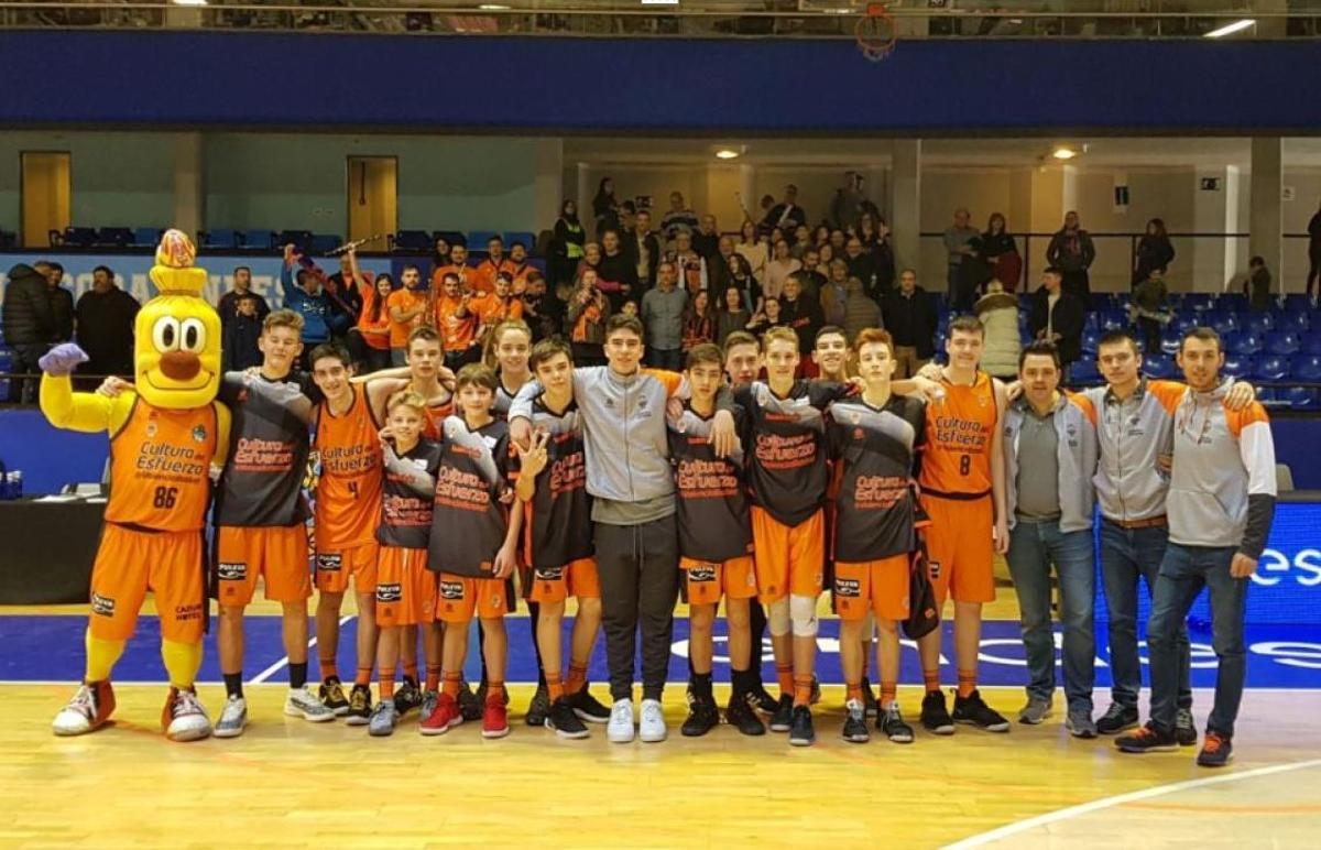 Lucas Marí, el séptimo por la izquierda, en la Minicopa de 2019.