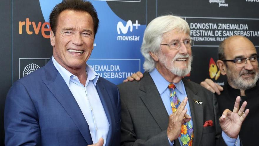 Schwarzenegger, junto Cousteau y Mantello