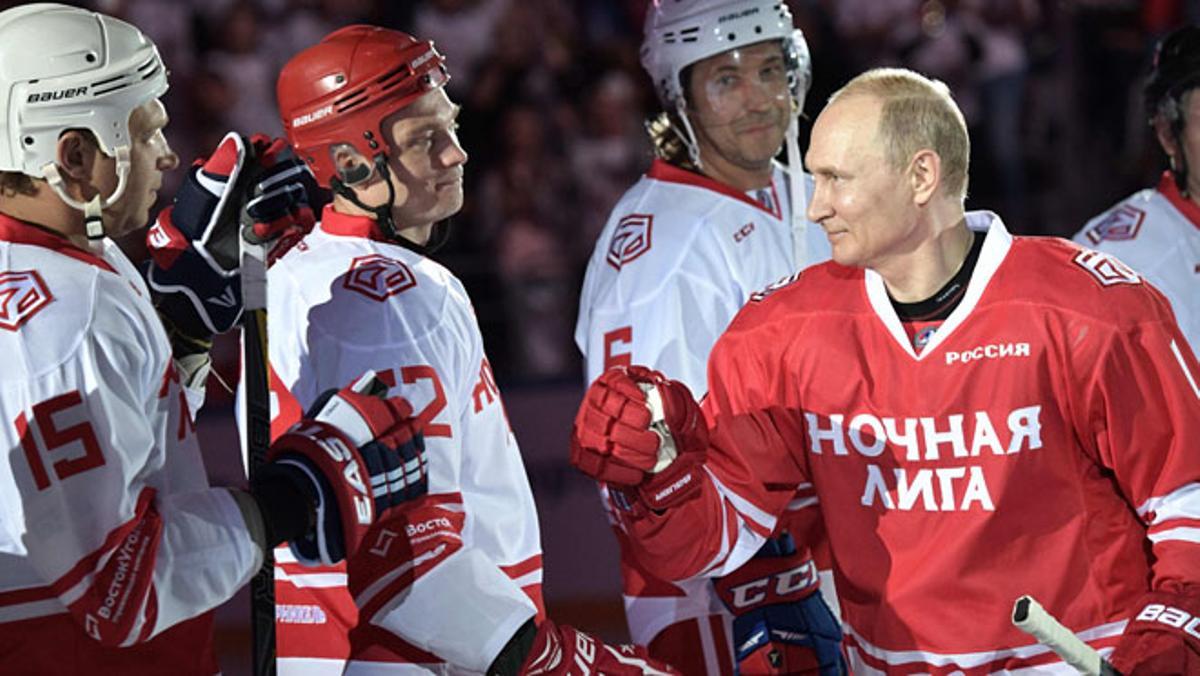 Putin, ’estrella’ del hockey hielo en Sochi.