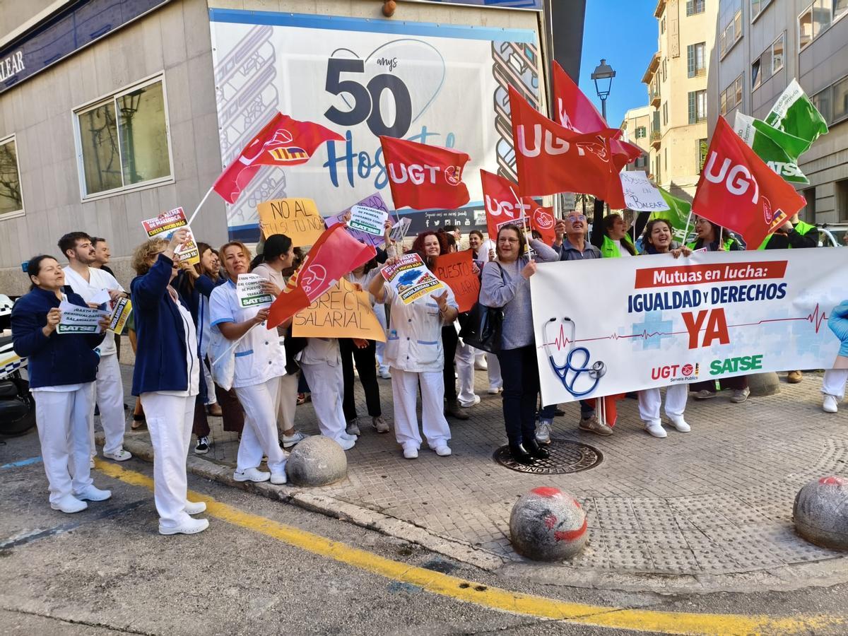 Los trabajadores de Mutua Balear en una protesta en la sede de la empresa en Palma.