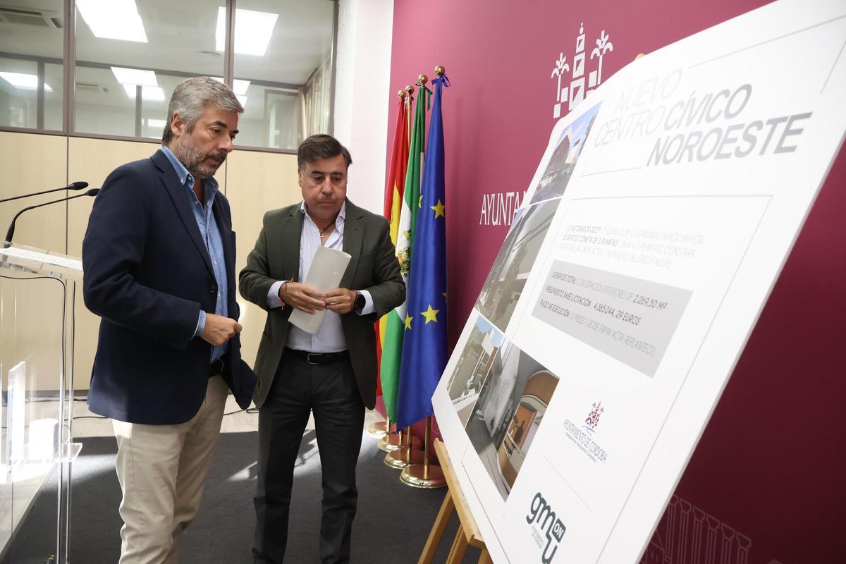 Torrico y Madruga observan el proyecto para el centro cívico.