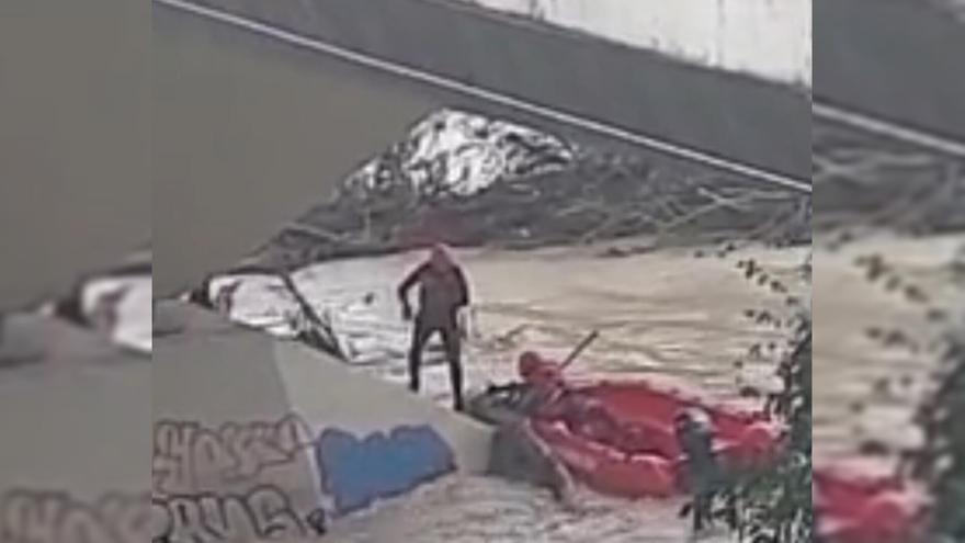 Rescatan a un hombre de un pilar del Puente del Arenal en Córdoba