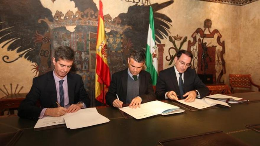 El presidente de CIT Marbella, Juan José González, el alcalde de Marbella, José Bernal, y el presidente de la CEA, Javier González de Lara, firman el acuerdo.