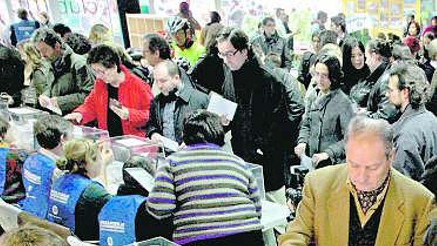 Votantes, durante la celebración de una consulta en San Cugat en 2009.