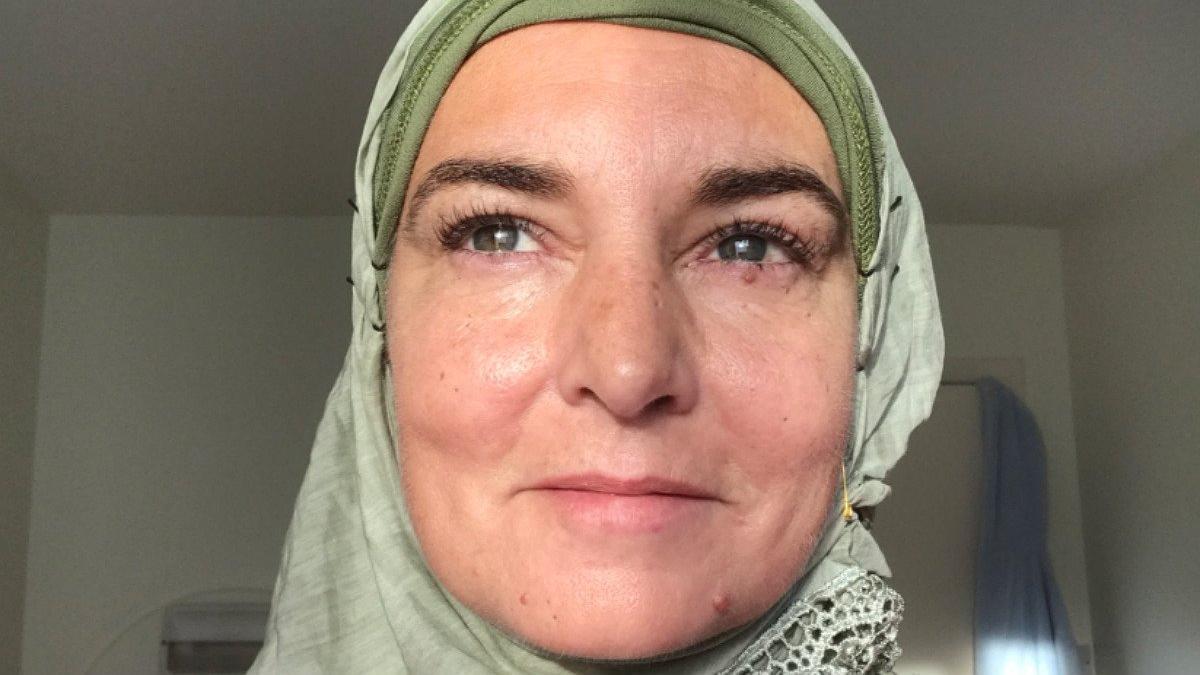 Sinéad O'Connor se convierte al islam.