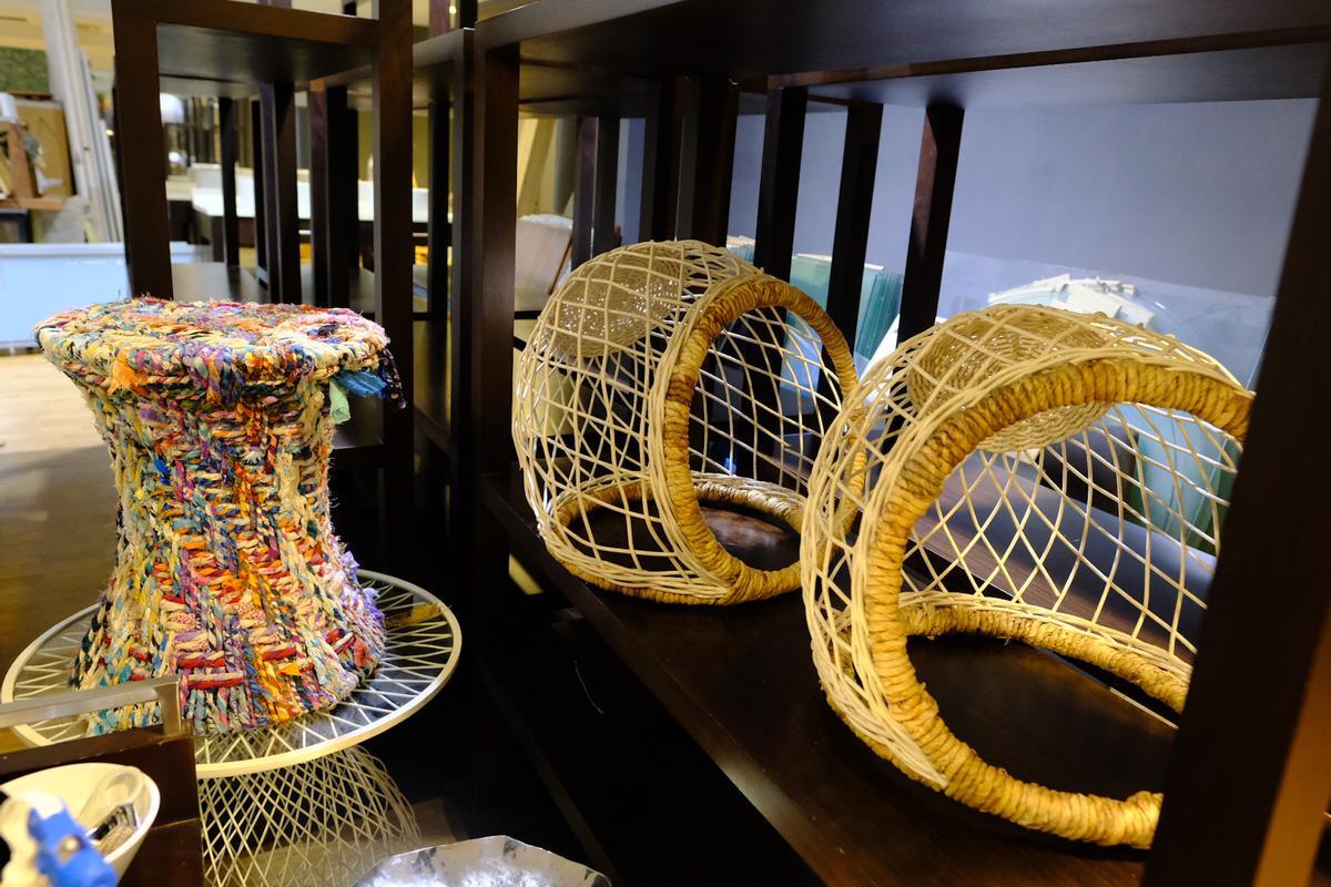 El mercadillo ofrece butacas de colores y revisteros.