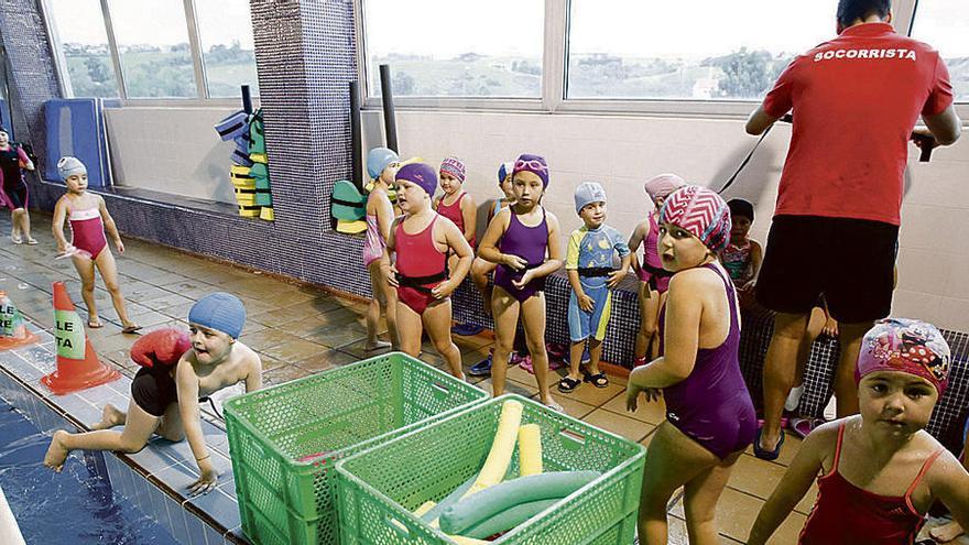 Un grupo de pequeños participantes en un cursillo de natación en Antromero.