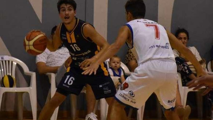 Alonso Meana bota el balón ante Alvarado.