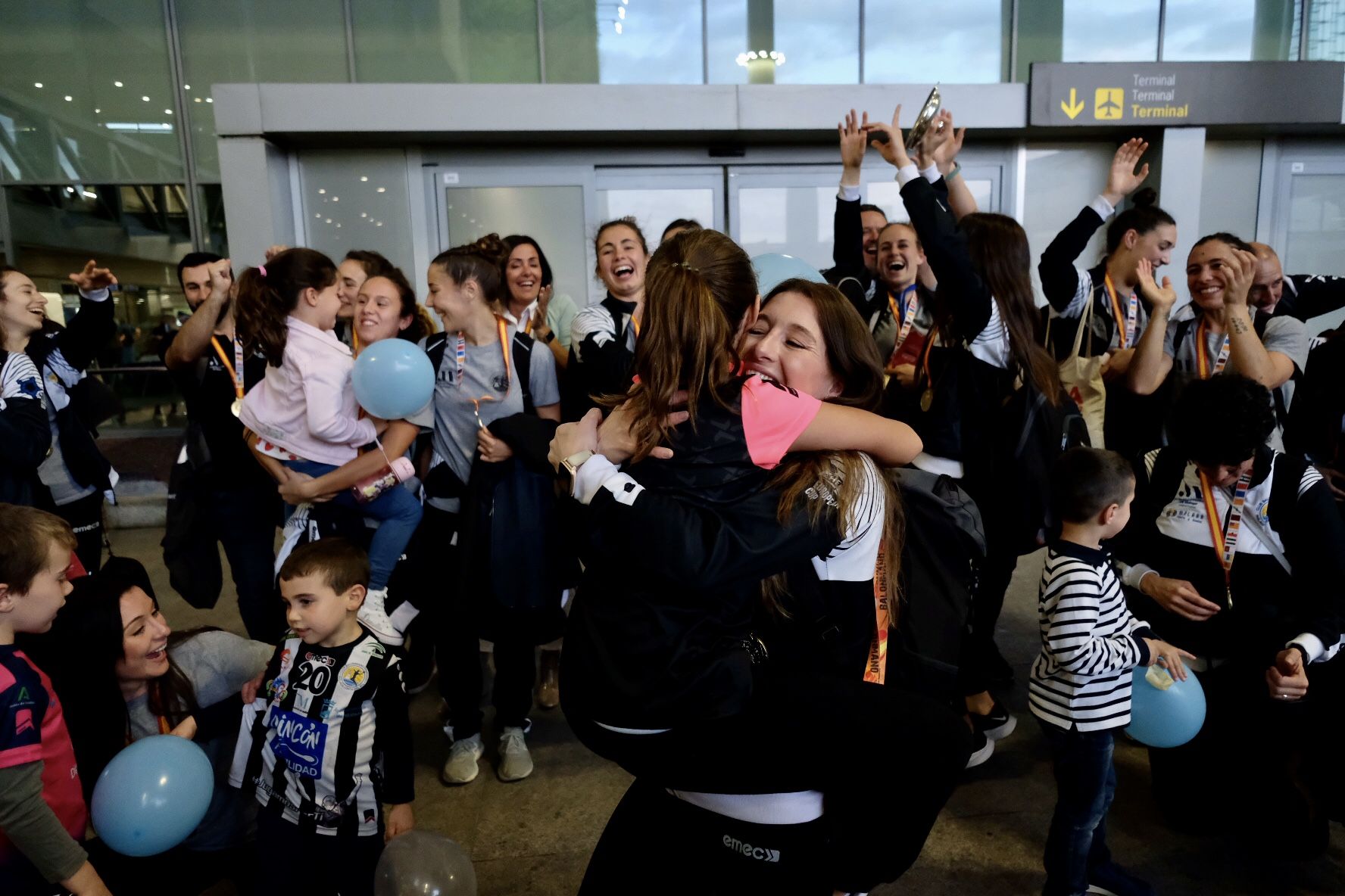 Las campeonas de la Copa de la Reina del BM Costa del Sol son recibidas en el aeropuerto