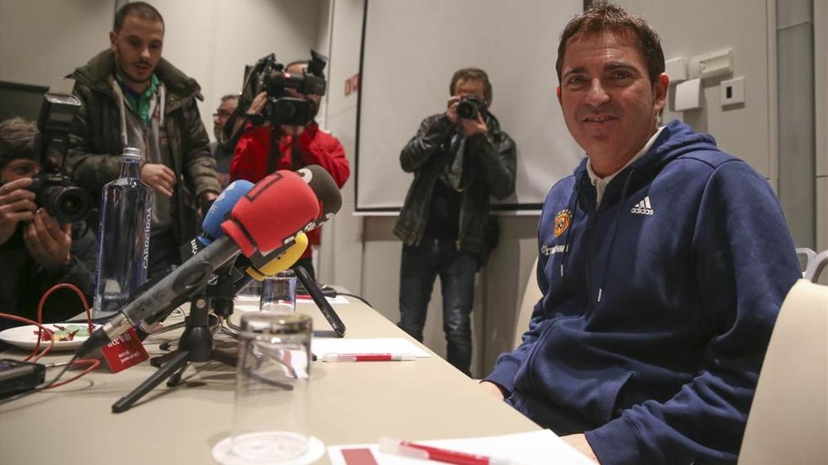 Xavi Pascual compareció ante la prensa a su llegada a Barcelona