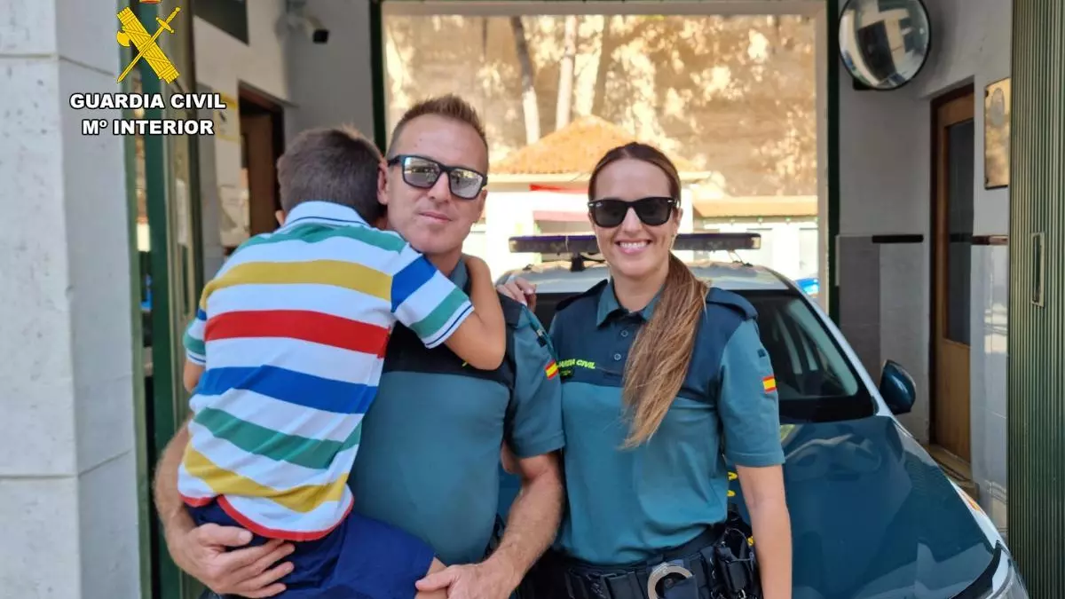 Auxilian a un niño de 10 años mientras se bañaba en una piscina en Salinas