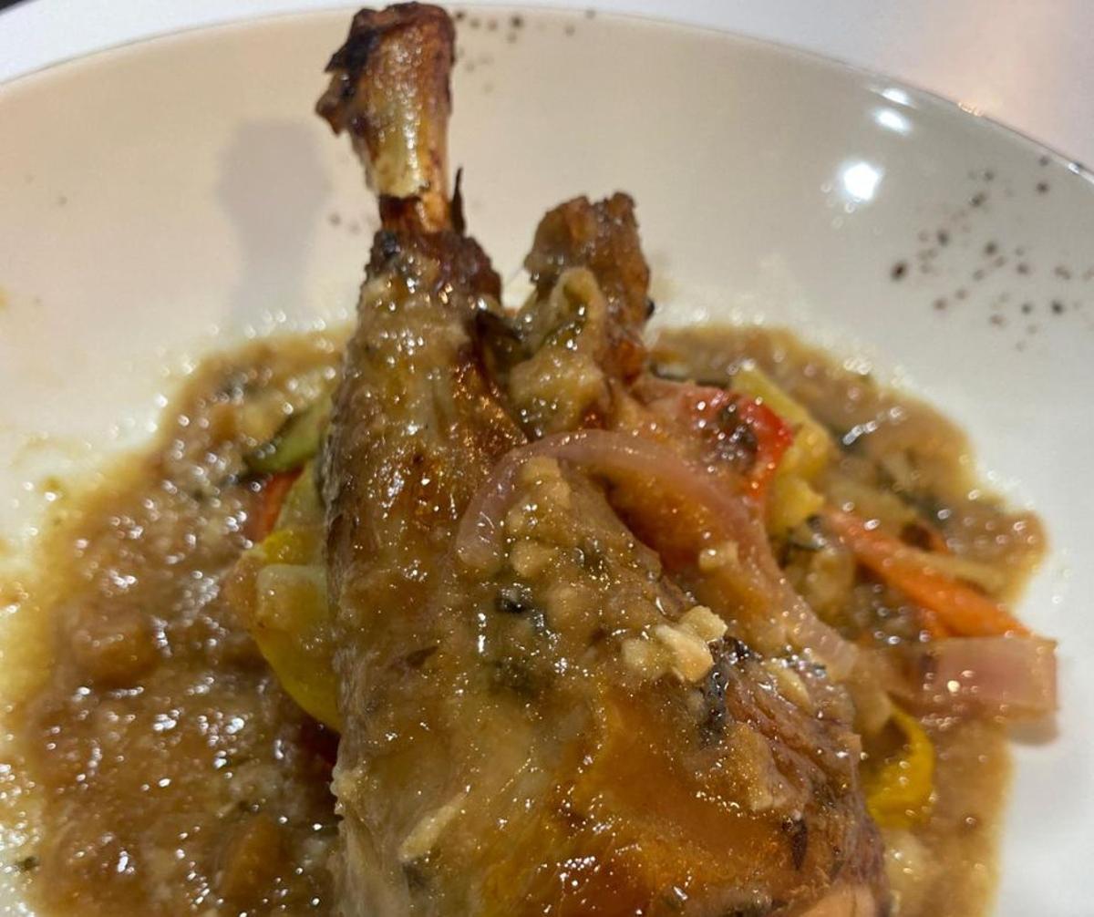 Jarrete de cordero confitado en manteca de cerdo.