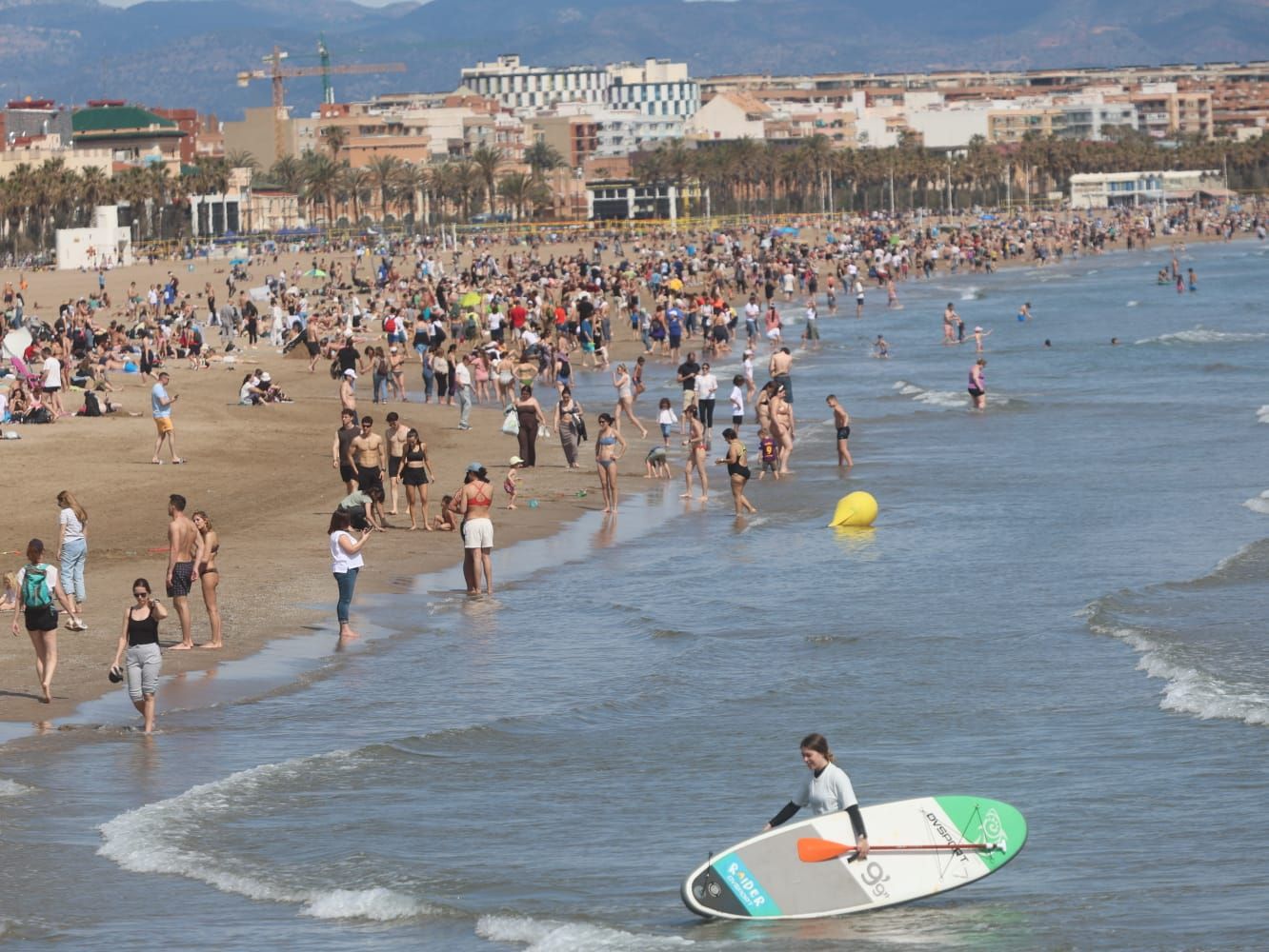 Primeros chapuzones del año en un domingo de sol y playa