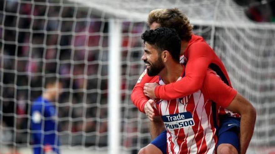 Diego Costa celebra su gol con Griezmann.