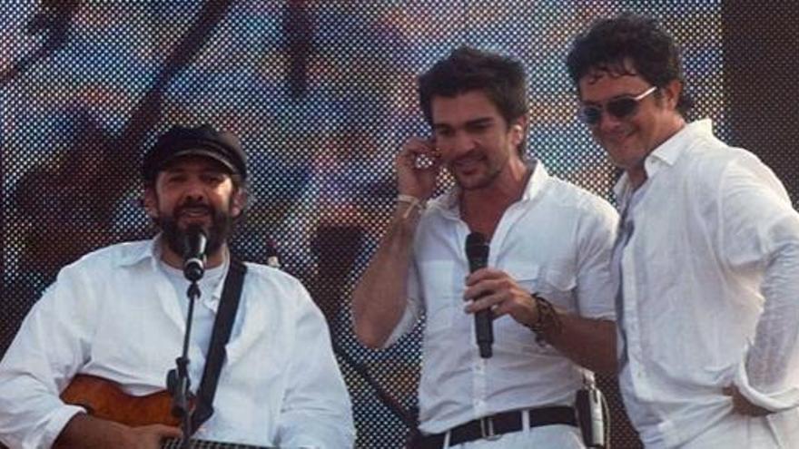 Juan Luis Guerra, Juanes y Alejandro Sanz, en un concierto por la paz en Bogotá.