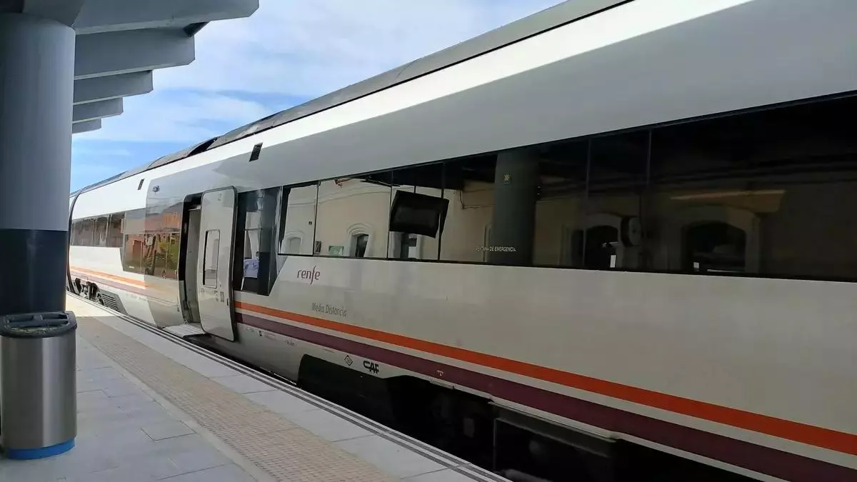 Las obras en la línea de tren Mérida-Zafra obligarán al transbordo por carretera durante un mes