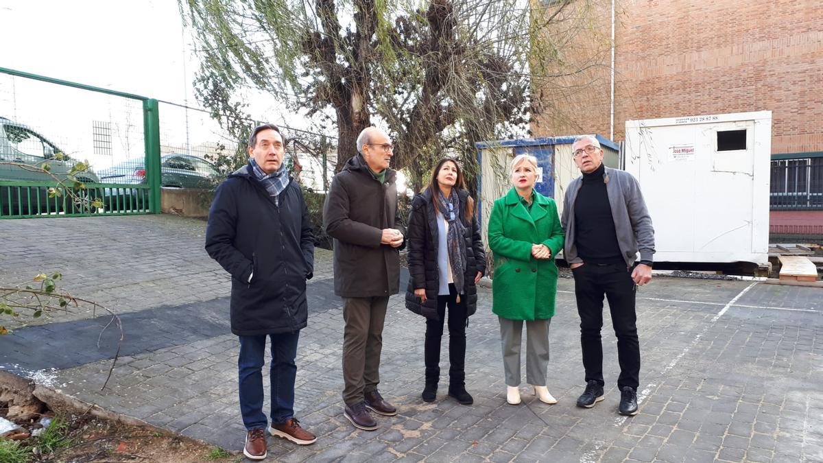 La delegada territorial visitando las obras en el ES Los Sauces acompañada del equipo directivo.