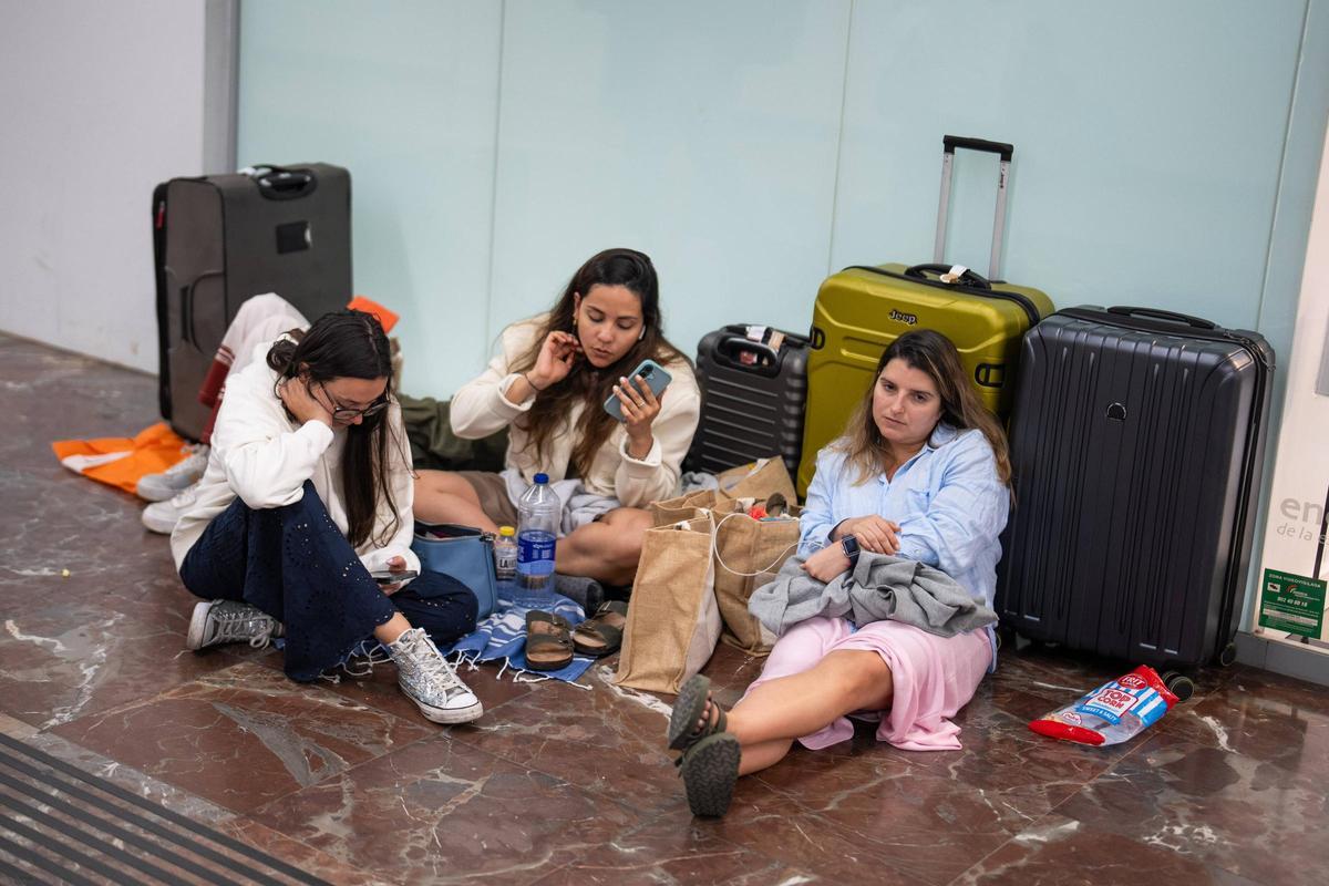 Caos e indignación entre los usuarios de la estación de Sants Caos e indignación entre los usuarios de la estación de Sants