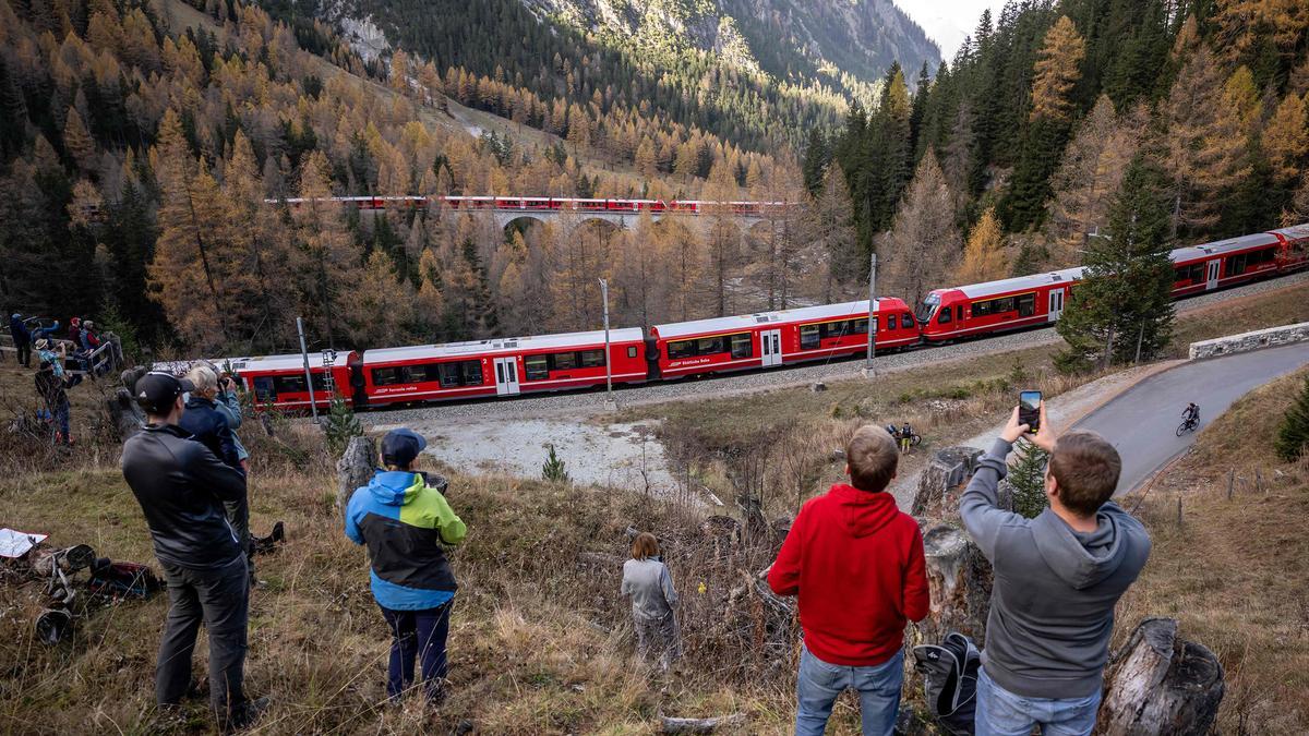 Un tren de pasajeros con 100 vagones, más largo del mundo, por los Alpes suizos