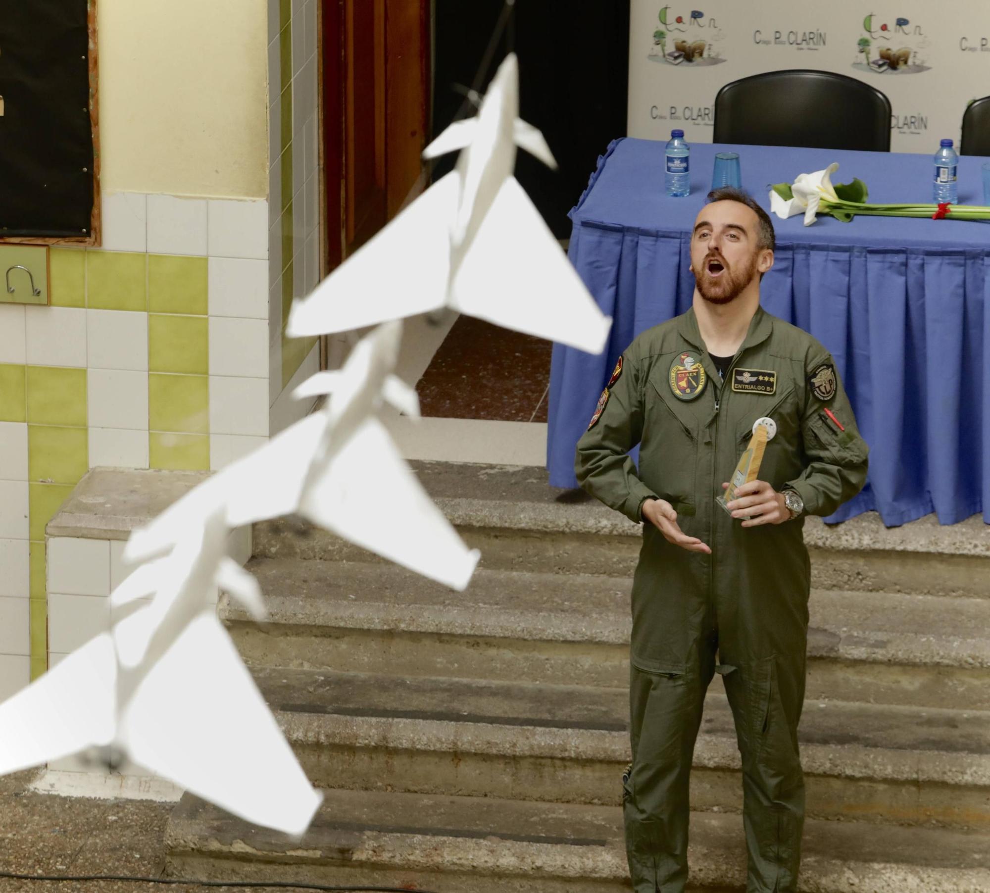 La visita del capitán del Ejército del Aire Borja Entrialgo al colegio Clarín, en imágenes