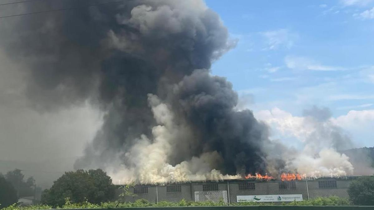 El fuego consume el techo de la nave de suministros para piscina de O Rosal