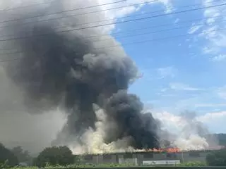 Un incendio en una nave con cloro obliga a confinar la zona en O Rosal