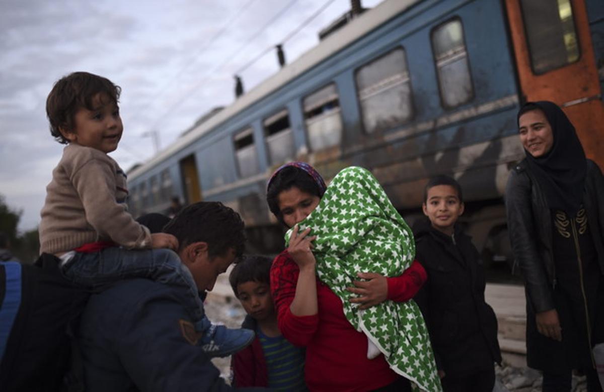 Refugiados dejan el campamento de registro y abordan un tren en dirección a la frontera con Serbia, cerca de la ciudad de Gevgelija, Macedonia.