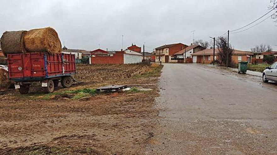 Zona de la carretera a la entrada de Manganeses en cuya margen izquierda se va a mejorar.