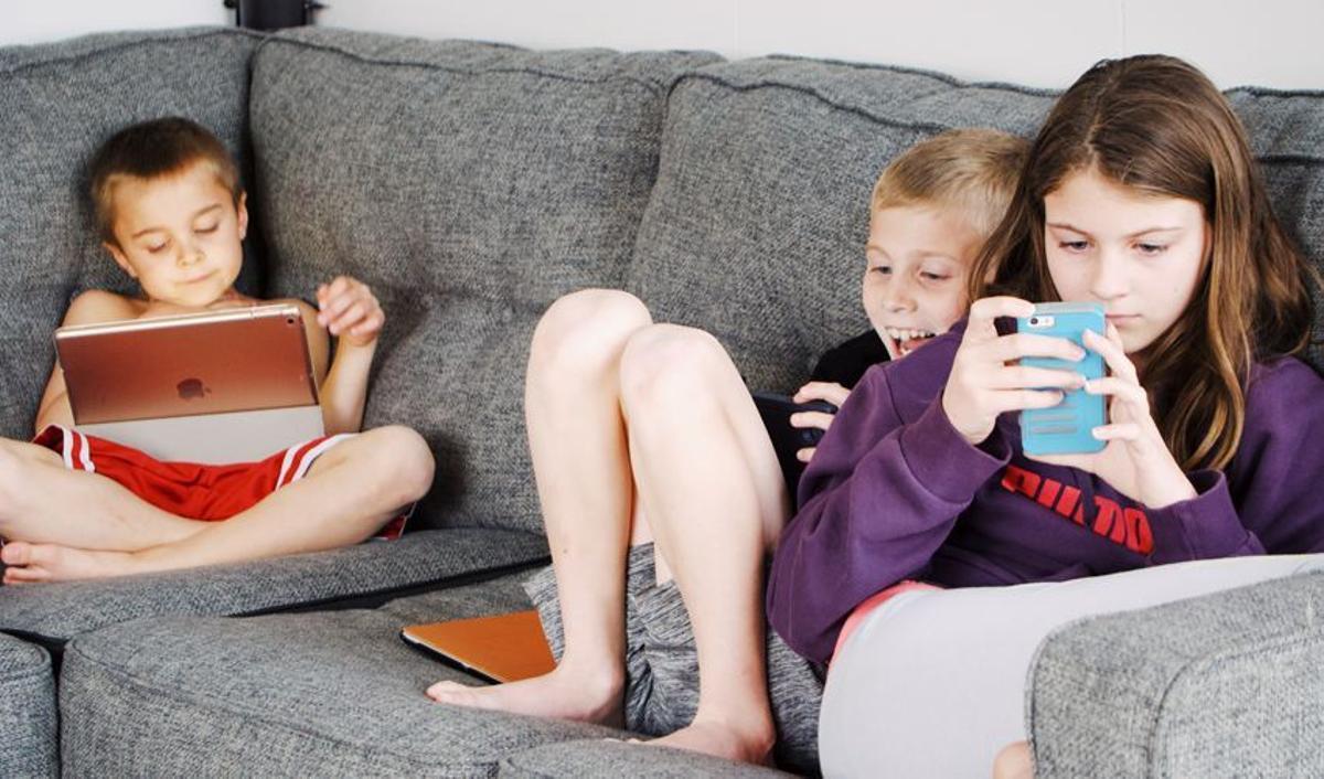 Niños pegados a una pantalla: los peligros de la sobreexposición al móvil y  la televisión