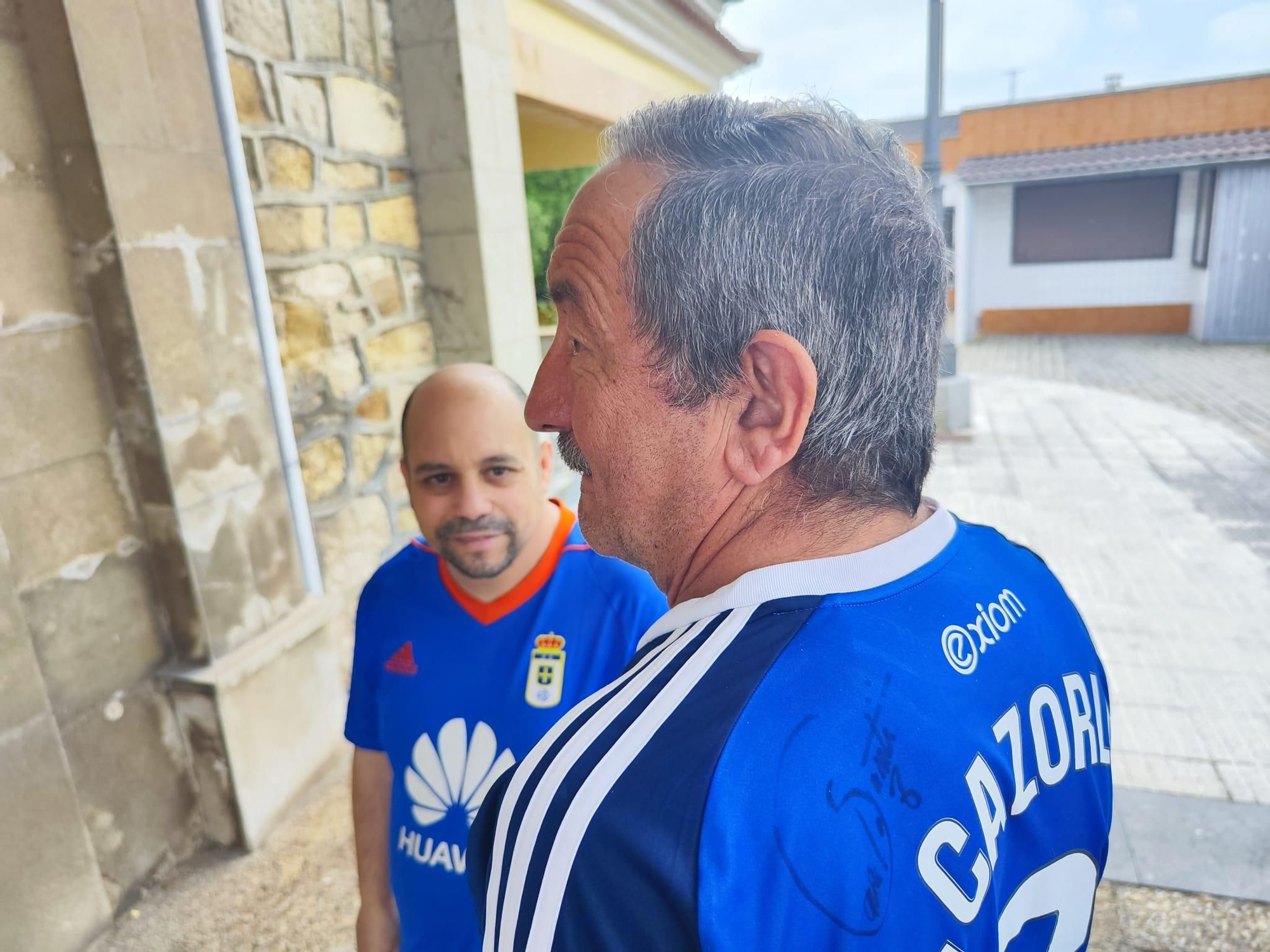 Ofrenda azul en Lugo de Llanera: los oviedistas agradecen a Santa María el ascenso a Primera
