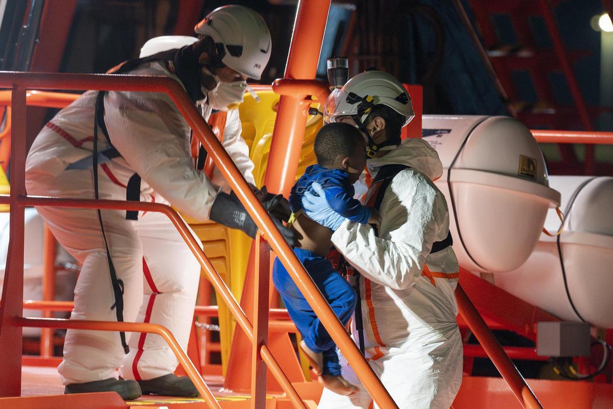Rescate de un cayuco con varios migrantes en Lanzarote, entre ellos un bebé