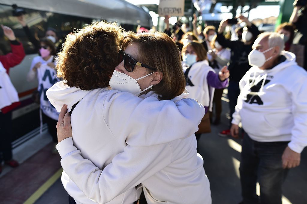 Los vecinos de las vías, celebran su primer viaje en el nuevo tren soterrado