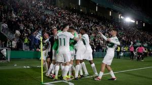 Resumen, goles y highlights del Elche 3 - 2 Albacete de la jornada 31 de LaLiga Hypermotion