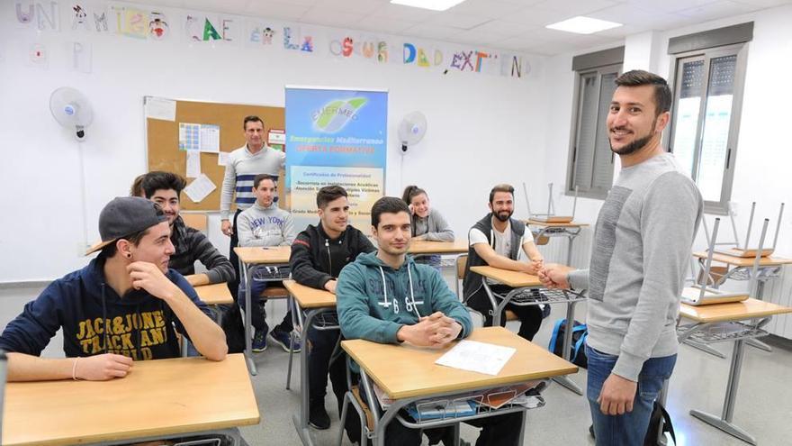 El profesor, durante una clase con los alumnos del curso de formación del SEF.