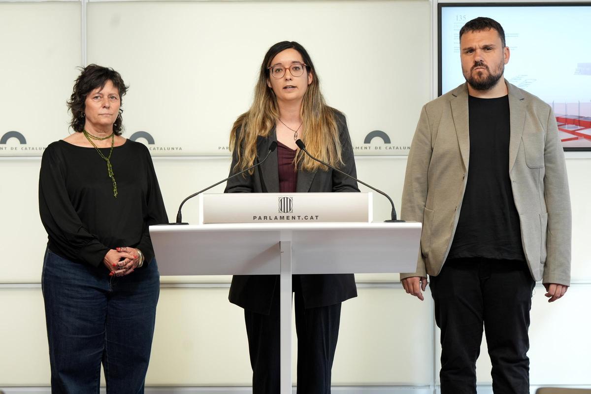 Pilar Castillejo (CUP), Ana Balsera (ERC) y Andrés García Berrio (Comuns) este jueves en el Parlament.