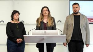 Pilar Castillejo (CUP), Ana Balsera (ERC) y Andrés García Berrio (Comuns) este jueves en el Parlament.