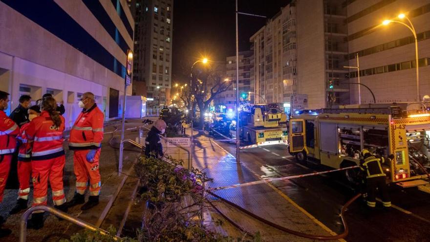 Los bomberos en el Hospital de Cádiz después de que se declarase el incendio.