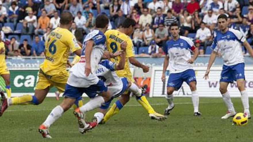 Mauro Quiroga, con su pie izquierdo, ejecuta la acción que dio el empate a la UD Las Palmas en el Heliodoro Rodríguez López. i JOSÉ LUIS GONZÁLEZ