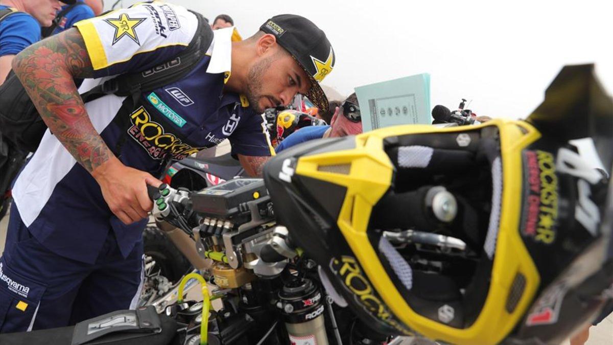 Quintanilla inspeccionando su moto antes de la etapa