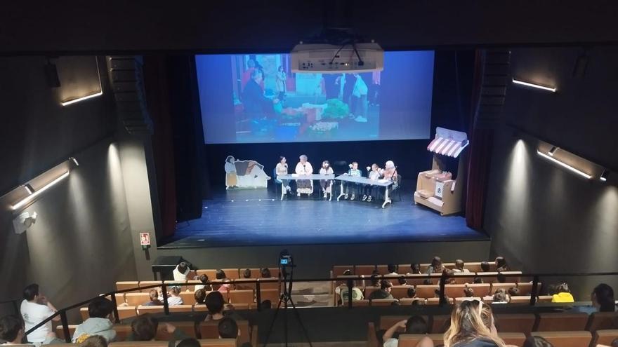 El podcast "Hestorias del mercáu" de los escolares de Grado, en imágenes