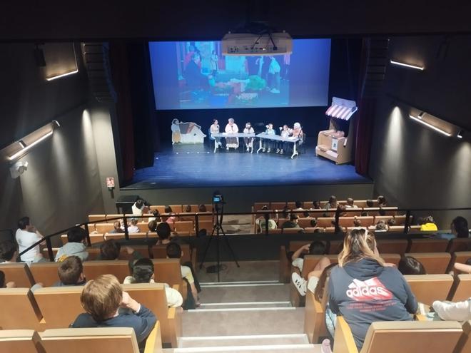 El podcast "Hestorias del mercáu" de los escolares de Grado, en imágenes