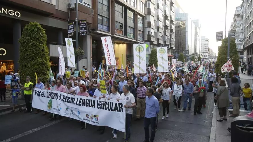 Miles de padres de la enseñanza pública y de la concertada se manifiestan en Alicante contra el plurilingüismo