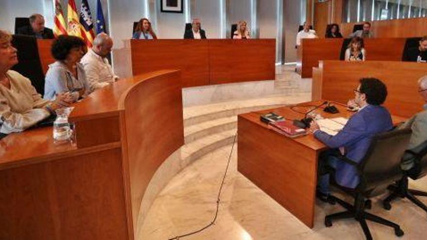 La bancada del PP, a la izquierda, y el equipo de gobierno durante el pleno en la sede del Consell.