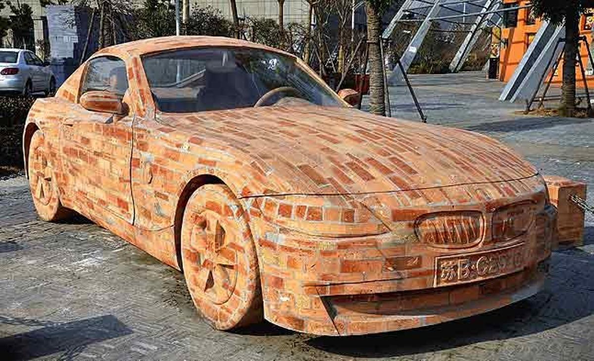 Un model del cotxe esportiu BMW Z4 fet amb totxos s’exhibeix a Jiangsu (Xina). El cotxe, de 6.5 tones, va ser dissenyat per l’artista xinès Dai Geng, que va trigar més d’un any a construir-lo.