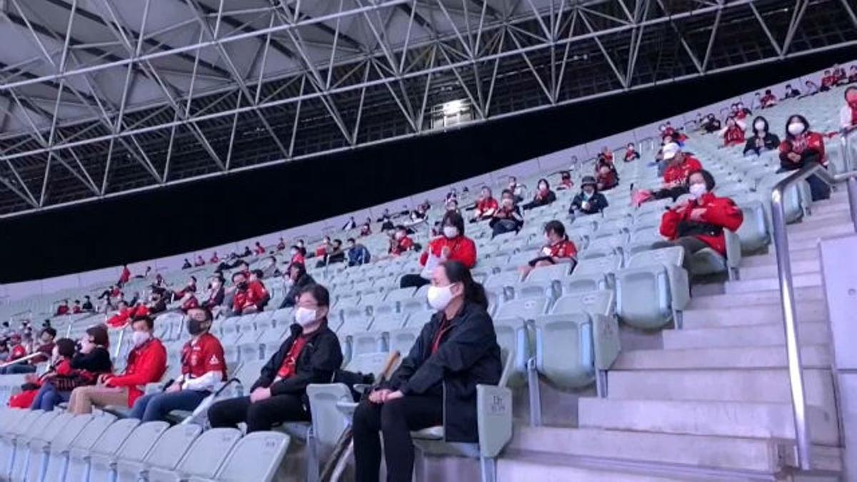 Celebración de un partido de fútbol en Tokio en silencio y manteniendo la distancia social