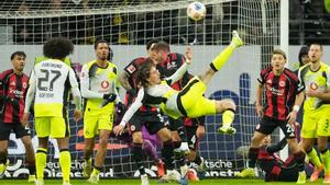 Dortmunds Fabio Silva kicks the ball during the Bundesliga soccer match between Eintracht Frankfurt and Borussia Dortmund in Frankfurt, Germany, Friday, Jan. 9, 2026. (AP Photo/Michael Probst)